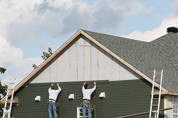 Professional Siding Installation technician working in Dundee, FL
